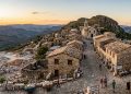 A mística cidade brasileira construída inteiramente sobre uma montanha de cristal a 1400 metros de altitude onde até as casas são erguidas com blocos de pedra sobrepostos