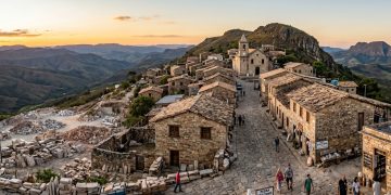 A mística cidade brasileira construída inteiramente sobre uma montanha de cristal a 1400 metros de altitude onde até as casas são erguidas com blocos de pedra sobrepostos