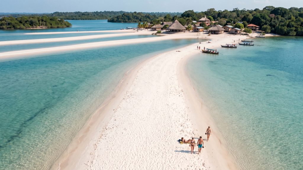 A metrópole amazônica que abriga um paraíso de praias de areia branca e águas transparentes apelidado de Caribe da selva