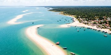 A metrópole amazônica que abriga um paraíso de praias de areia branca e águas transparentes apelidado de Caribe da selva