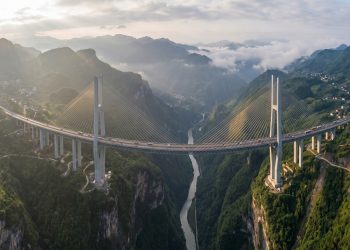 A colossal ponte estaiada erguida a 565 metros de altura sobre um cânion na Ásia: a travessia mais alta já construída pelo homem