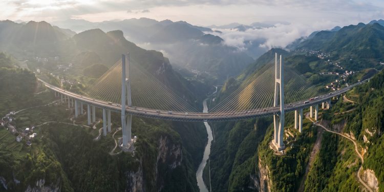 A colossal ponte estaiada erguida a 565 metros de altura sobre um cânion na Ásia: a travessia mais alta já construída pelo homem