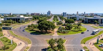 A última capital brasileira construída do zero em 1989 que foi desenhada com avenidas colossais e a maior praça pública da América Latina para combater o calor extremo