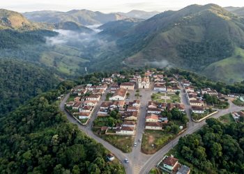 O pacato e isolado município encravado nas montanhas de Minas Gerais que ostenta o título oficial de cidade menos populosa do país com apenas 833 moradores