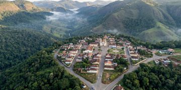 O pacato e isolado município encravado nas montanhas de Minas Gerais que ostenta o título oficial de cidade menos populosa do país com apenas 833 moradores