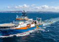 Navios disparam ondas sonoras que batem nas rochas e voltam; o tempo de retorno cria um "ultrassom" do subsolo para achar o petróleo.