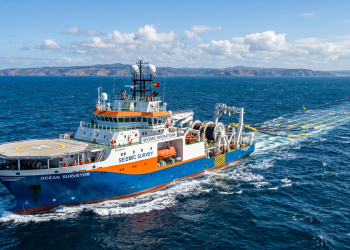 Navios disparam ondas sonoras que batem nas rochas e voltam; o tempo de retorno cria um "ultrassom" do subsolo para achar o petróleo.