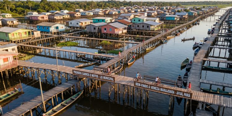 A metrópole ribeirinha na Amazônia onde a entrada de motores é proibida por lei e os 35000 habitantes andam apenas de bicicleta sobre palafitas