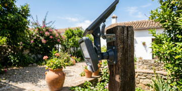 Refletor solar com sensor de presença garante quintal claro e seguro gastando quase nada