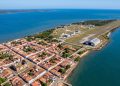 A cidade litorânea que mistura palácios coloniais abandonados com uma moderna base de lançamento de foguetes espaciais