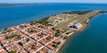 A cidade litorânea que mistura palácios coloniais abandonados com uma moderna base de lançamento de foguetes espaciais