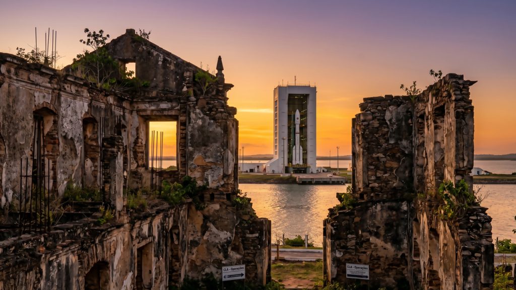 A cidade litorânea que mistura palácios coloniais abandonados com uma moderna base de lançamento de foguetes espaciais