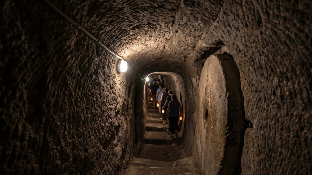 A monumental metrópole subterrânea na Turquia esculpida a 85 metros de profundidade com capacidade para abrigar 20000 pessoas