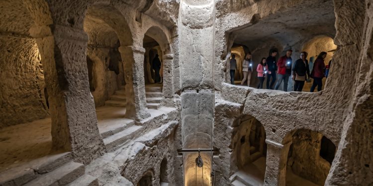 A monumental metrópole subterrânea na Turquia esculpida a 85 metros de profundidade com capacidade para abrigar 20000 pessoas