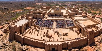 O município no nordeste brasileiro que construiu o maior teatro a céu aberto do mundo com muralhas de pedra e 9 palcos gigantescos