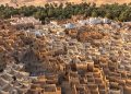 Situada como uma joia no Saara, esta cidade-oásis de 2.000 anos é famosa por sua arquitetura que protege contra o calor extremo