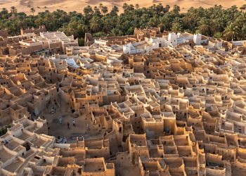 Situada como uma joia no Saara, esta cidade-oásis de 2.000 anos é famosa por sua arquitetura que protege contra o calor extremo