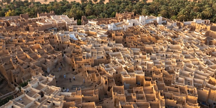Situada como uma joia no Saara, esta cidade-oásis de 2.000 anos é famosa por sua arquitetura que protege contra o calor extremo