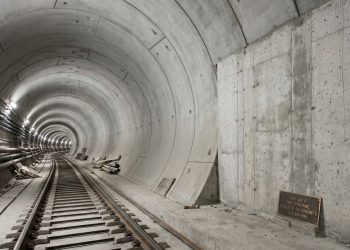 O cemitério de aço debaixo do oceano: por que os engenheiros abandonaram tratores monstruosos de 12 mil toneladas dentro das paredes do Eurotúnel