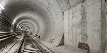 O cemitério de aço debaixo do oceano: por que os engenheiros abandonaram tratores monstruosos de 12 mil toneladas dentro das paredes do Eurotúnel