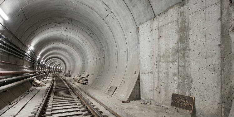 O cemitério de aço debaixo do oceano: por que os engenheiros abandonaram tratores monstruosos de 12 mil toneladas dentro das paredes do Eurotúnel
