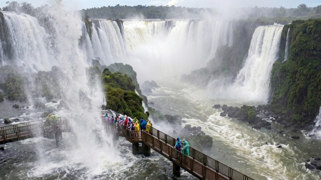 A cidade brasileira na tríplice fronteira que divide com os vizinhos o maior e mais assustador conjunto de quedas de água do planeta