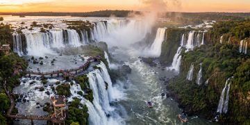 A cidade brasileira na tríplice fronteira que divide com os vizinhos o maior e mais assustador conjunto de quedas de água do planeta