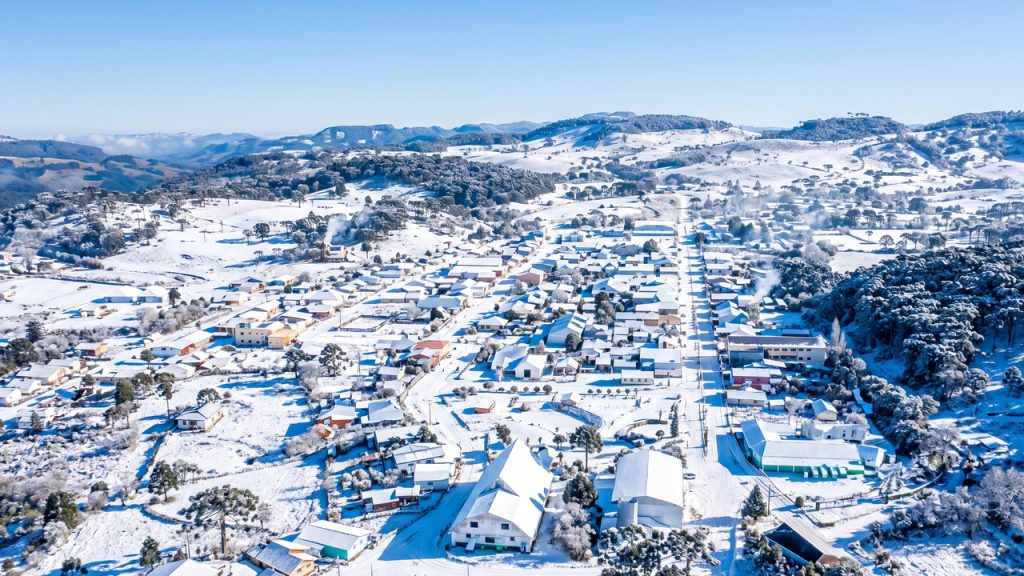A cidade brasileira mais alta do sul do país onde os rios e cachoeiras congelam completamente durante o inverno atraindo milhares de caçadores de neve