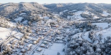 A cidade brasileira mais alta do sul do país onde os rios e cachoeiras congelam completamente durante o inverno atraindo milhares de caçadores de neve