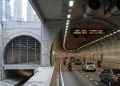 O engenhoso túnel de 9 quilômetros na Ásia que funciona como uma rodovia normal mas se transforma em um ralo gigante para salvar a cidade de inundações