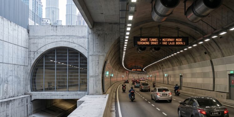 O engenhoso túnel de 9 quilômetros na Ásia que funciona como uma rodovia normal mas se transforma em um ralo gigante para salvar a cidade de inundações