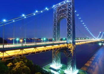 Com 1.450 metros de vão central e 14 faixas, a ponte de Nova York é a travessia suspensa mais movimentada do mundo em tráfego
