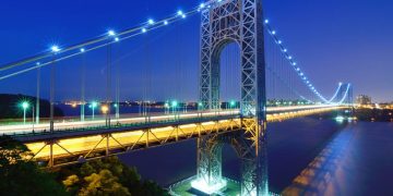 Com 1.450 metros de vão central e 14 faixas, a ponte de Nova York é a travessia suspensa mais movimentada do mundo em tráfego