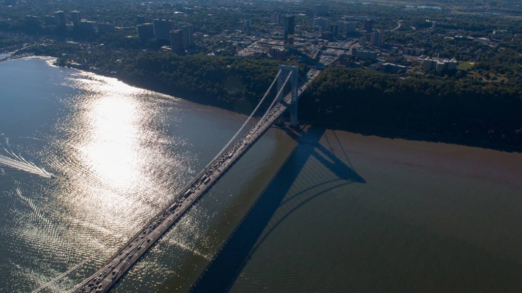 Com 1.450 metros de vão central e 14 faixas, a ponte de Nova York é a travessia suspensa mais movimentada do mundo em tráfego