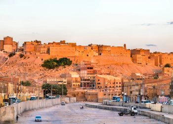 Com 1.000 anos de história e casas de barro geométricas, a cidade no Saara surge como o maior recorde de arquitetura do deserto