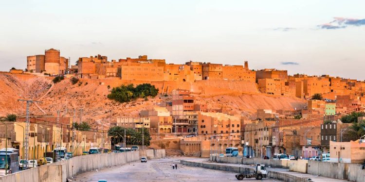 Com 1.000 anos de história e casas de barro geométricas, a cidade no Saara surge como o maior recorde de arquitetura do deserto