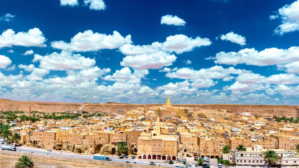 Com 1.000 anos de história e casas de barro geométricas, a cidade no Saara surge como o maior recorde de arquitetura do deserto