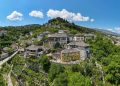 Cidade montanhosa da Albânia e Patrimônio da UNESCO, Gjirokastër é famosa por suas casas-torre de pedra e por ser um exemplo raro de centro urbano otomano preservado