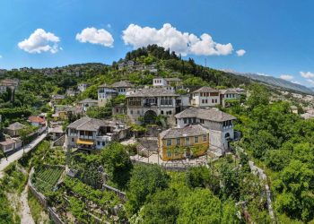 Cidade montanhosa da Albânia e Patrimônio da UNESCO, Gjirokastër é famosa por suas casas-torre de pedra e por ser um exemplo raro de centro urbano otomano preservado