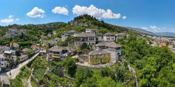 Cidade montanhosa da Albânia e Patrimônio da UNESCO, Gjirokastër é famosa por suas casas-torre de pedra e por ser um exemplo raro de centro urbano otomano preservado