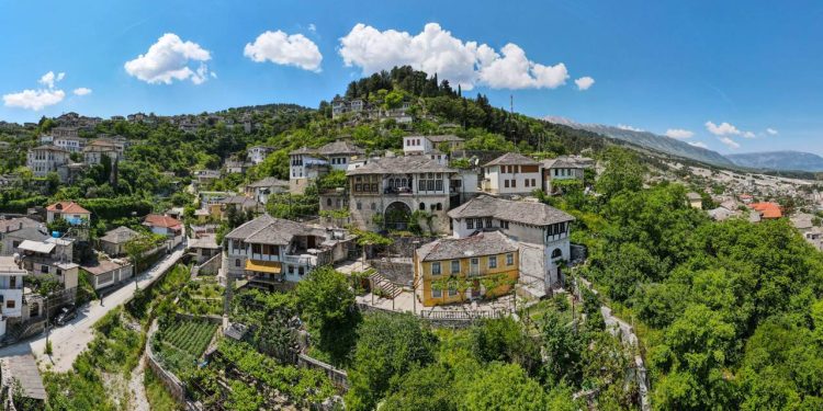 Cidade montanhosa da Albânia e Patrimônio da UNESCO, Gjirokastër é famosa por suas casas-torre de pedra e por ser um exemplo raro de centro urbano otomano preservado