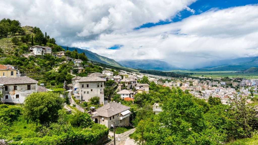 Cidade montanhosa da Albânia e Patrimônio da UNESCO, Gjirokastër é famosa por suas casas-torre de pedra e por ser um exemplo raro de centro urbano otomano preservado