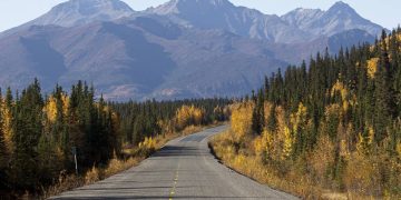 Estendendo-se por 217 km entre montanhas, a Glenn Highway surge como a rodovia mais cênica do Alasca e um marco da engenharia no gelo