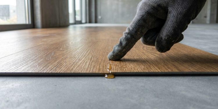 Quanto custa instalar piso vinílico em toda a casa em 2026, e se vale mais a pena que o porcelanato?