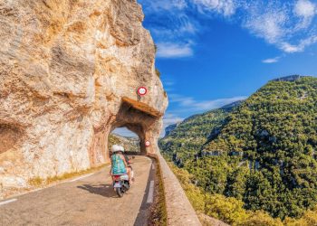 Com paredes de 400 metros de profundidade, a estrada francesa serpenteia o desfiladeiro e oferece o trajeto mais espetacular da Provença
