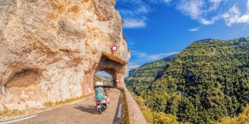 Com paredes de 400 metros de profundidade, a estrada francesa serpenteia o desfiladeiro e oferece o trajeto mais espetacular da Provença