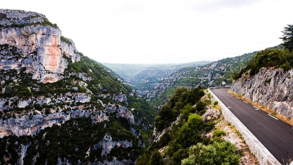 Com paredes de 400 metros de profundidade, a estrada francesa serpenteia o desfiladeiro e oferece o trajeto mais espetacular da Provença