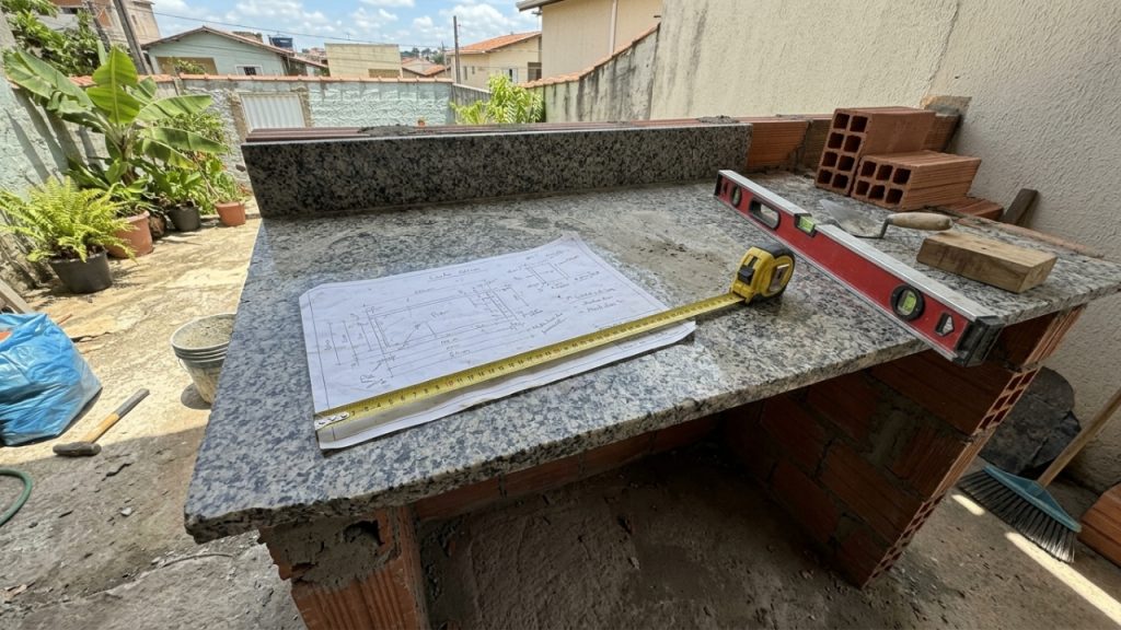 Quanto um pedreiro cobra para construir uma área gourmet de 20 m² em 2026, e o detalhe que mais encarece a obra