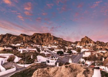 Com 2.000 cavernas habitadas no solo argiloso, a cidade espanhola surge como o maior assentamento troglodita da Europa com isolamento natural