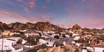 Com 2.000 cavernas habitadas no solo argiloso, a cidade espanhola surge como o maior assentamento troglodita da Europa com isolamento natural